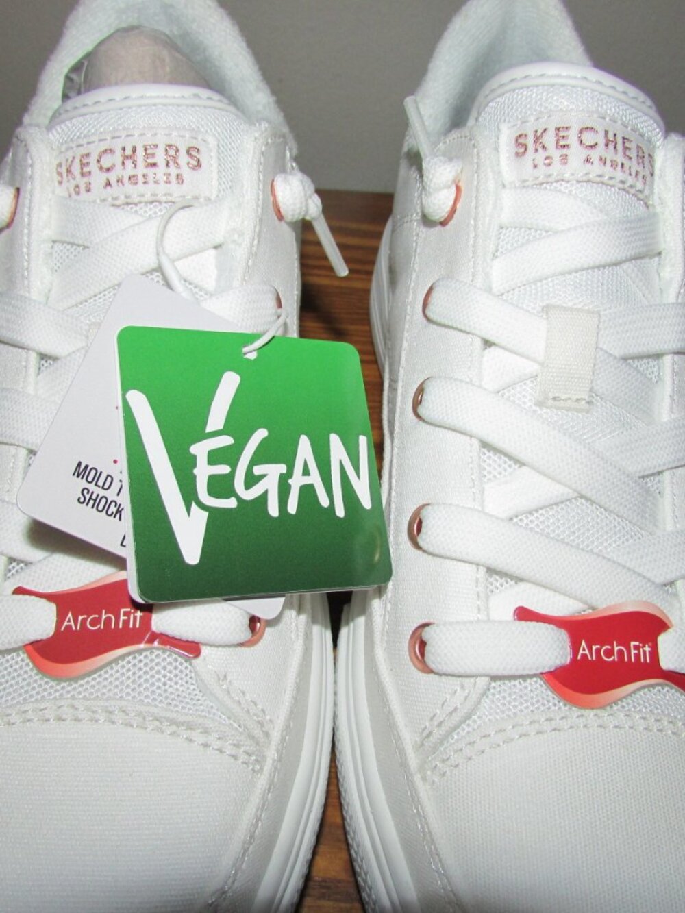 BRAND NEW SKECHERS ARCH FIT